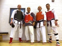 Kesäleirillä 2017. Kuvassa oikealta vasemmalle: Timo Räkköläinen, Hipkon pääopettaja. Tae Kwon Do 6.dan, Brazilian jiu jitsu Mustavyö 2.aste. Sensei Mitsuyuki Kasaba 8.dan Menkyo Kaiden. Okinawa Shorinjiryu Kyudokan Karatedo. Soshi Yuji Matsuoi, Kokusai Shorinjiryu Karatedo & Shorinjiryu Ryukyu Kobujutsu 8.dan Hanshi. Mugenryu Heiho 8.dan Hanshi. Muso Jikiden Eishinryu Iaiheiho 7.dan Kyoshi.  Shihandai Anssi Ulvinen Kokusai Shorinjiryu Karatedo & Shorinjiryu Ryukyu Kobujutsu 5.dan Renshi. Mugenryu Heiho 5.dan Renshi.